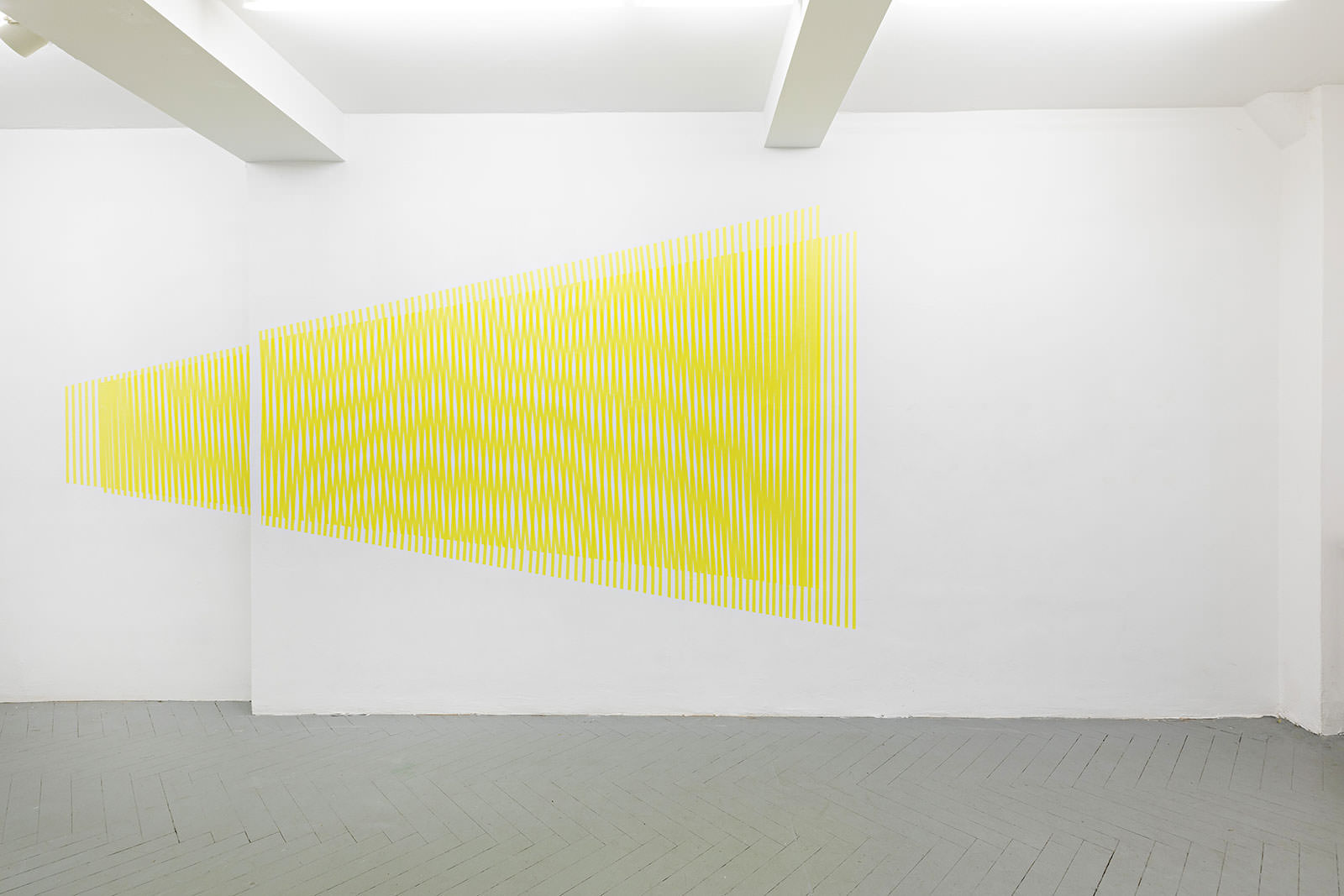 >Gelbes Wandbild aus interferierenden Streifen